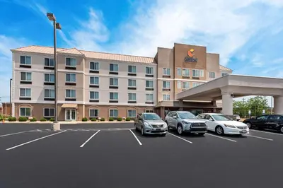 a hotel with cars parked in a parking lot at Comfort Inn & Suites Heath - Newark South in Heath