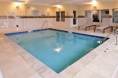 a swimming pool with blue water in a hotel at Courtyard by Marriott Toledo North in Toledo