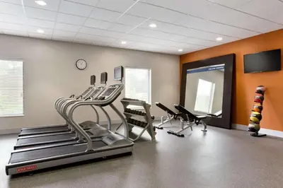 a gym with treadmills and ellipticals in a room at Hampton Inn By Hilton North Olmsted Cleveland Airport in North Olmsted