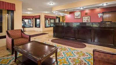 a lobby with a bar and a table and chairs at Best Western Canal Winchester Inn-Columbus South East in Canal Winchester