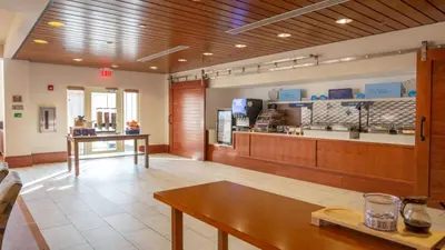 a waiting room with a table and a counter at Holiday Inn Express Columbus Airport Easton in Columbus