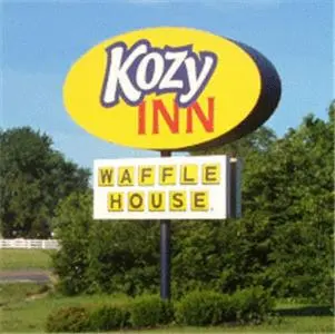 a kximm motel sign in front of a motel at Kozy Inn Columbus in Columbus