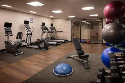 a gym with treadmills and exercise balls and exercise balls at Courtyard Cincinnati Airport South/Florence in Florence