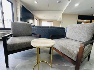 a waiting room with two chairs and a table at Townhouse Near Hall Of Fame Canton I 77 in Canton