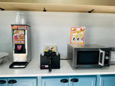 a kitchen counter with a microwave and a popcorn machine at Townhouse Near Hall Of Fame Canton I 77 in Canton