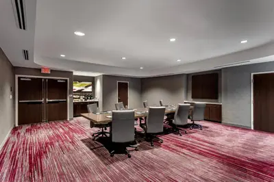 a conference room with a long table and chairs at Courtyard Columbus Easton in Columbus