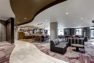 a hotel lobby with a bar and a restaurant at Courtyard Columbus Easton in Columbus