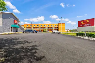 an empty parking lot in front of a building at Econo Lodge Akron Copley Northwest in Montrose
