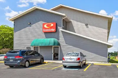 two cars parked in front of a fast food restaurant at Econo Lodge Akron Copley Northwest in Montrose