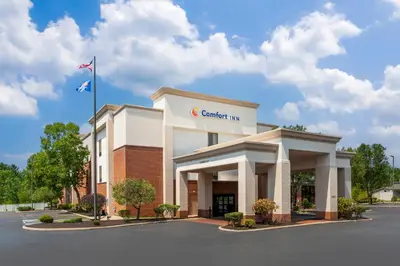 a front view of a credit union building at Comfort Inn, Cleveland South - Richfield in Richfield