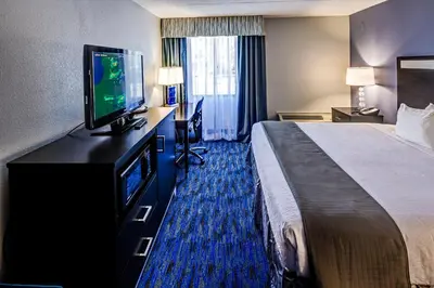 a hotel room with a bed and a flat screen tv at Holiday Inn Cleveland Northeast - Mentor by IHG in Mentor