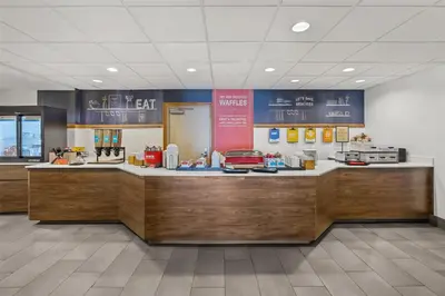 a restaurant with a counter in a store at Hampton Inn Toledo-South/Maumee in Maumee