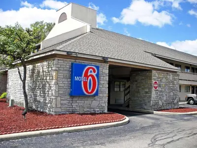 a motel sign on the side of a building at Motel 6-Dayton, OH - Englewood in Englewood