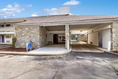 an empty parking lot in front of a building at Motel 6-Dayton, OH - Englewood in Englewood