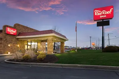 a fast food restaurant with a red rock motel sign at Red Roof Inn Fort Wayne in Fort Wayne