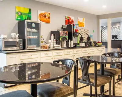 a coffee shop with two tables and a counter at Quality Inn & Suites North-Polaris in Worthington