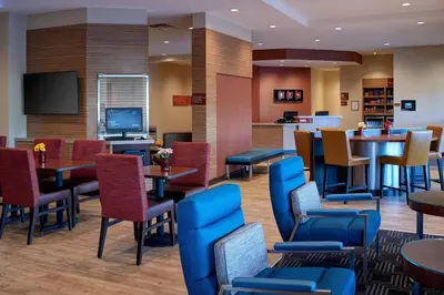 a restaurant with tables and chairs and a bar at TownePlace Suites by Marriott Cleveland Solon in Solon
