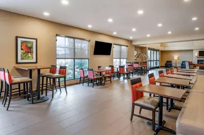 a dining room with tables and chairs in a restaurant at Comfort Suites Columbus Airport in Columbus