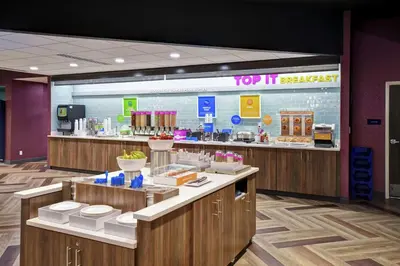 a top it supermarket with a counter in a room at Tru By Hilton Fort Wayne in Fort Wayne