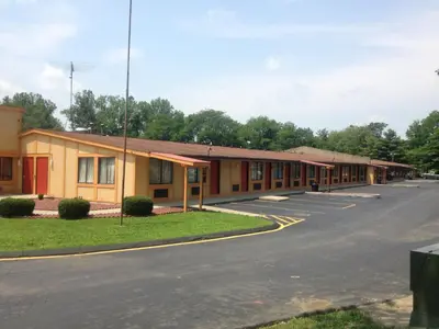 an empty parking lot in front of a motel at Guest Inn Lebanon (Ohio) in Lebanon