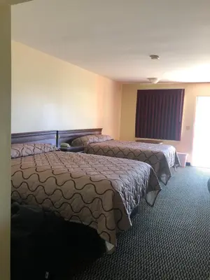 a hotel room with two beds and a window at Harcourt Motel in Mount Vernon