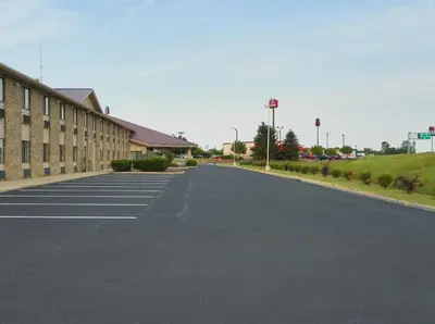 an empty street in front of a building at Royalton Inn & Suites Upper Sandusky in Upper Sandusky