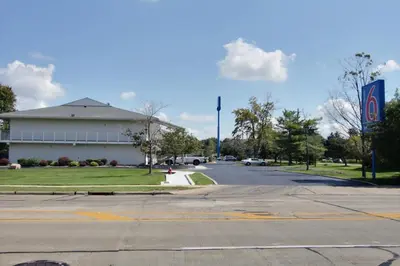 an empty street in front of a building at Motel 6-Middleburg Heights, OH - Cleveland in Middleburg Heights