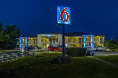 a no parking sign in front of a hotel at Motel 6 Lexington I-75 Hamburg in Lexington