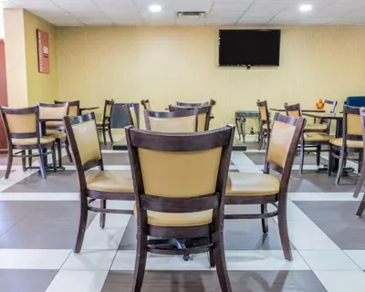 a room with a bunch of chairs and a tv at Comfort Inn Winchester in Winchester