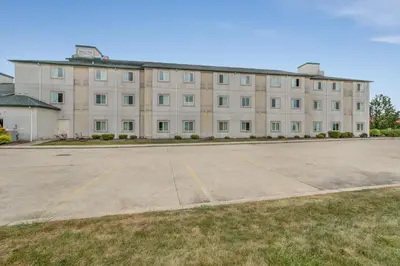 a large building with a parking lot in front of it at Motel 6-Medina, OH - Cleveland in Medina