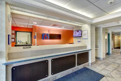a waiting room at a fast food restaurant at Motel 6-Medina, OH - Cleveland in Medina