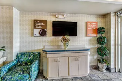 a waiting room with a counter and a chair at Motel 6-Medina, OH - Cleveland in Medina