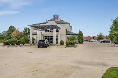 a parking lot in front of a building at Motel 6-Medina, OH - Cleveland in Medina