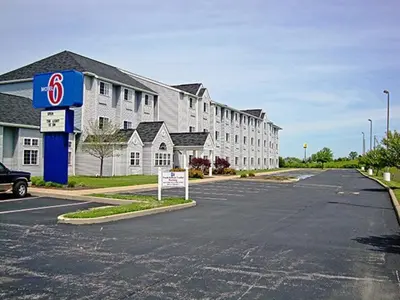 an empty parking lot in front of a hotel at Motel 6-Huron, OH - Sandusky in Huron