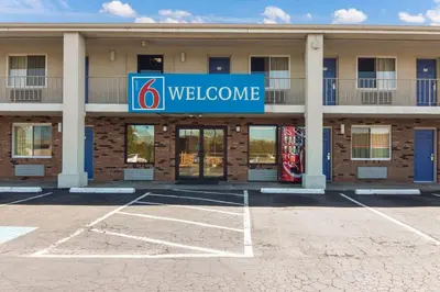 a welcome sign on the front of a hotel at Motel 6-Youngstown, OH in Youngstown
