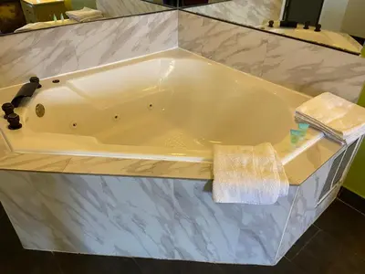 a large bath tub in a bathroom at Skylight Inn Willoughby - Cleveland Mentor in Willoughby