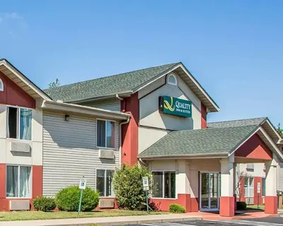 a hotel with a sign on the front of it at Quality Inn & Suites Middletown - Franklin in Franklin
