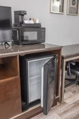a microwave oven sitting on top of a kitchen counter at Butler Inn in Oxford