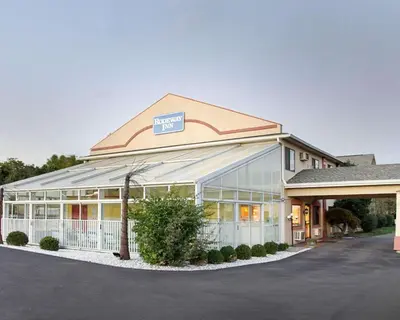 a front view of a hotel at Rodeway Inn Florence - Cincinnati South in Florence