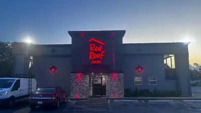 a red rock inn sign in front of a parking lot at Red Roof Inn Anderson, IN in Anderson