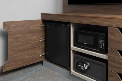 a kitchen with a microwave and a microwave oven at Hampton Inn Cleveland-Downtown in Cleveland