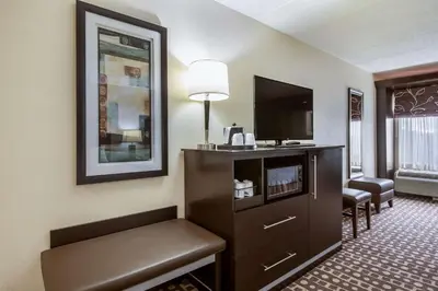 a hotel room with a flat screen tv and a room at Hampton Inn West in Columbus