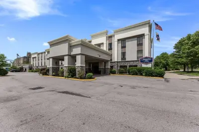 an empty parking lot in front of a hotel at Hampton Inn Columbus I-70E/Hamilton Road in Columbus