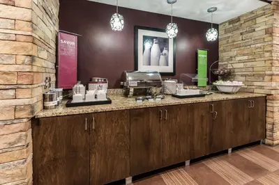 a kitchen with a counter with aasteryasteryasteryasteryasteryasteryasteryasteryastery at Hampton Inn Columbus I-70E/Hamilton Road in Columbus