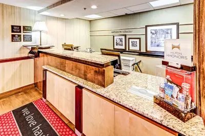 a bar in a fast food restaurant with a counter at Hampton Inn Columbus I-70E/Hamilton Road in Columbus