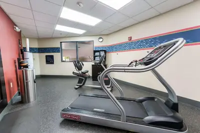a gym with two treadmills and a treadmill at Hampton Inn Columbus I-70E/Hamilton Road in Columbus