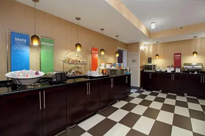 a restaurant with aasteryasteryasteryasteryasteryasteryasteryasteryasteryasteryasteryastery at Hampton Inn Columbus-International Airport in Gahanna