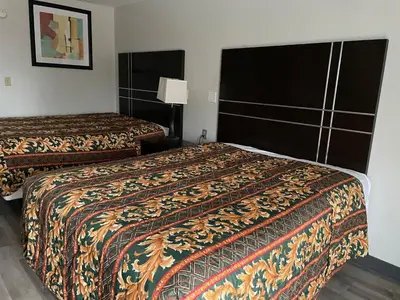 a room with two beds in a hotel room at Deerfield Inn in Xenia