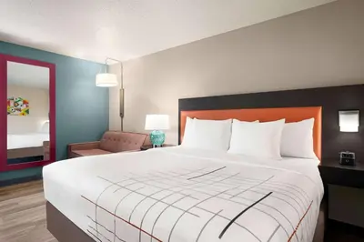 a bed in a hotel room with a large bed at La Quinta Inn by Wyndham Columbus Dublin in Dublin