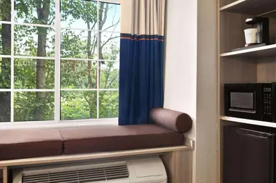 a window seat in front of a window at Microtel Inn & Suites by Wyndham Florence/Cincinnati Airpo in Florence